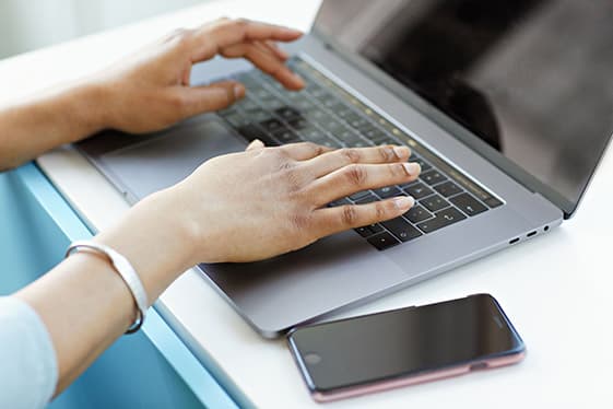 Händer som skriver på en laptop